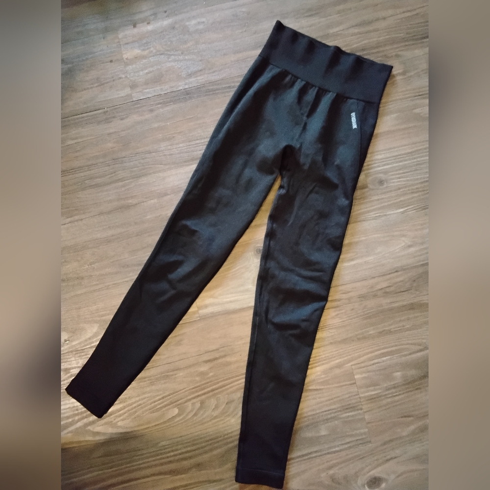 Gymshark Black Leggings with Stretchy Fit and Moisture-Wicking Fabric